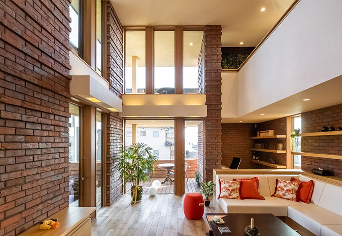 住宅工房 アリアンス【富士市伝法2001-35・モデルハウス】地平線を思わせるような直線の清々しさと、それをやさしく包み込む光・影・空気が絶妙なバランスで整えられたリビング。一日の時間帯によって、または季節によって、一番好きな場所が変わるほど表情豊かな空間と吹抜けの存在感が住まう人の心を豊かに育ててくれる