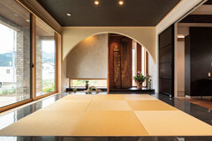 モデルハウスをヒントに奥さまがデザインした和室。半円を描いた床の間に飾られた琴が優雅な空間を演出