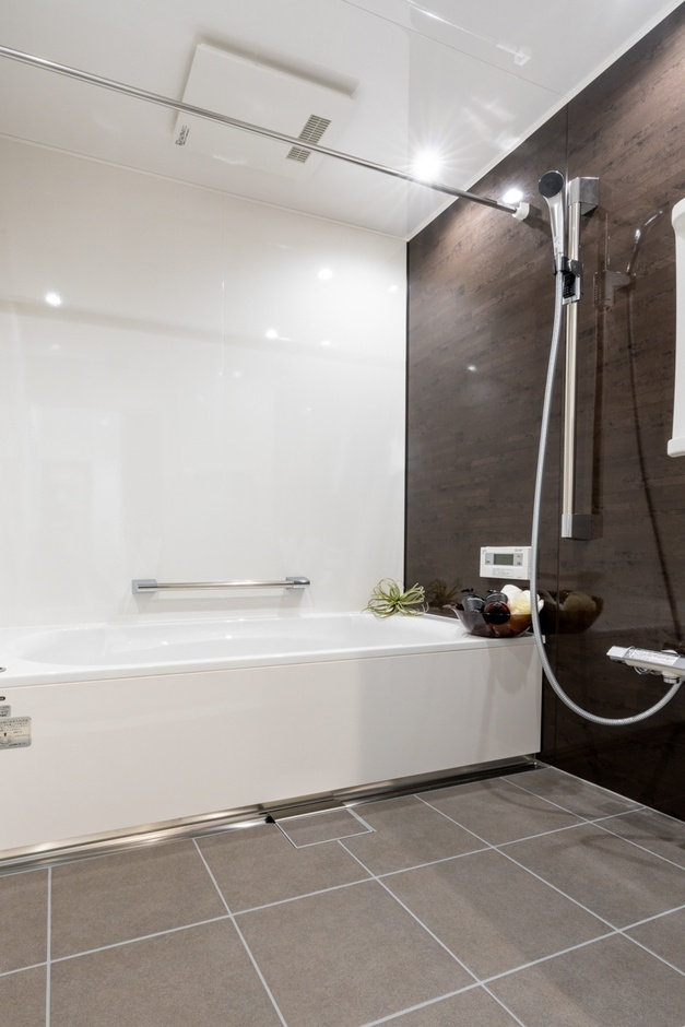 一面だけダークカラーにすることで落ち着きのあるホテルライクなバスルームに。