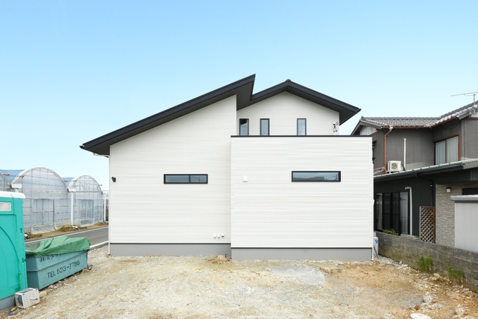 シンプルでモダンな外観。片流れ屋根が特徴的で、周囲の住宅と調和しつつも個性を感じさせるデザイン。