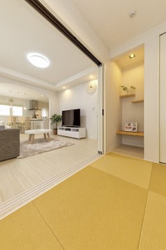 くつろぎのための畳スペース。リビングとの一体感があり、和の雰囲気を感じる。