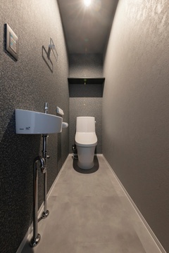 モダンなデザインのトイレ空間。シンプルな設備と落ち着いたカラーが、洗練された印象を与えている。【PG HOUSE（ピージーハウス）浜松・磐田】