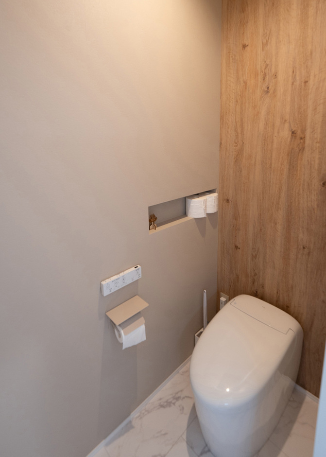 トイレは家族が感染症にかかった際に使い分けができるように、あえて２か所設置。ニュアンスカラーでコーディネートし、やさしく清潔感のある空間が実現