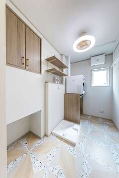 ランドリームールの収納（写真手前）とその下の凹みは隣の脱衣室側からも利用可能。収納にはタオルや着替えを入れ、下部は洗濯物のシューターになる【静鉄ホームズ】