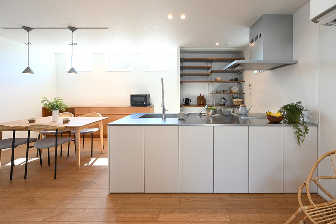 システムキッチンは好きなパーツを組み合わせて造作したオリジナル。収納もたっぷりで使い勝手がいいそう