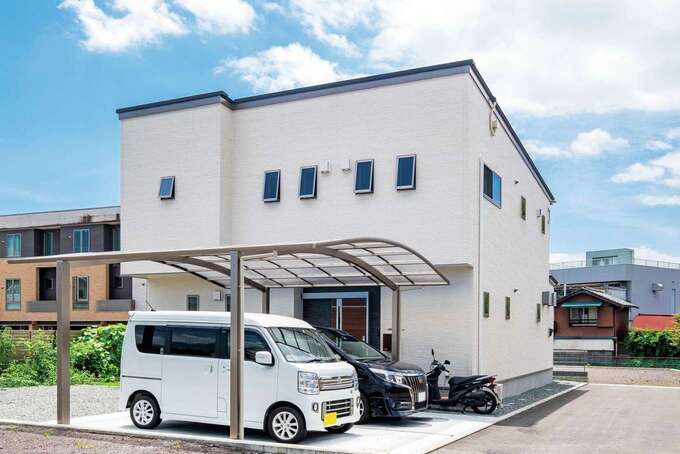 シンプル＆モダンな外観デザイン。片流れの屋根に10kWの太陽光発電システムを搭載し、低燃費で快適な暮らしを実現した。カーポートから雨に濡れずに玄関にアクセスできる動線も考えた。線路沿いとは思えないほど室内は静か