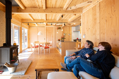 くつろぎと機能性を兼ね備えたLDK。薪ストーブがアクセントとなり、温かみのある木のぬくもりが感じられる。