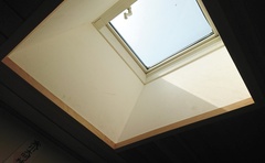 この天窓を開けると…草屋根に上がれます。【つなぐ家・いづみ建設】