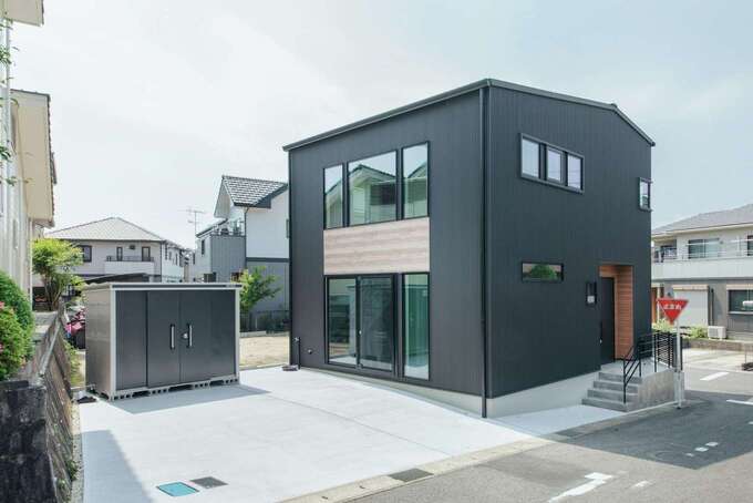 40坪の限られた敷地を有効に活かして建てたO邸。ブラックのガルバリウム鋼板に6面窓を採用し、かっこいいデザインに。太陽光発電を搭載し、低燃費な暮らしを実現した