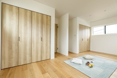 広々とした子供部屋は、将来二つに仕切れる設計。成長やライフスタイルの変化に合わせて柔軟に対応できます。たっぷりの収納と明るい採光で、長く快適に使える空間です。【FPの家（アイジーホーム）】