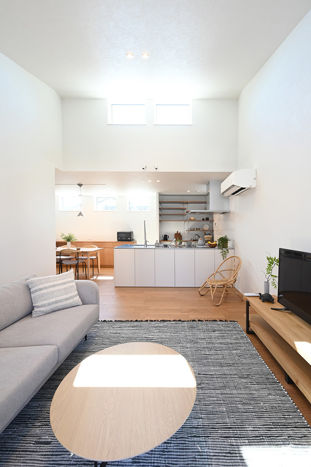 勾配天井の高窓が天窓のような効果を発揮。天井越しに自然光が行き渡るリビングダイニングに仕上げた