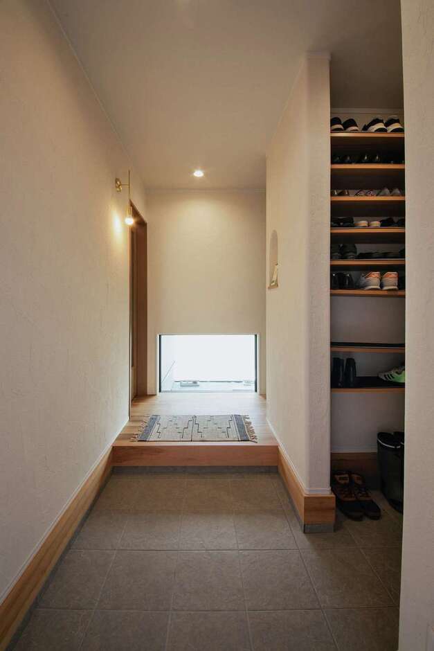 玄関正面に中庭を設けることで、閉鎖的になりがちな空間にも明るさと視線の抜けが提供されている。中庭は物干し場としての利用のほか、デッキを設けて、リラックススペースにする予定