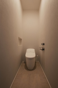コンパクトながらスタイリッシュなトイレ空間。シンプルなデザインが落ち着いた印象を与え、機能性にも優れている。【TOZAKI HOME 戸﨑建設　】