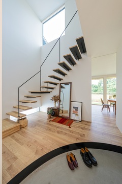 空に向かって駆け上がっていけそうな、こだわりデザインの階段。 入った際の開放感を演出するため、吹き抜けにし、ホールも広めにとった。