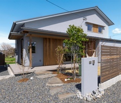 横に長い南向きの敷地だったため、ＬＤＫを極力横長に配置をして日当たりが良くなるようにしました。【エムズアソシエイツ】