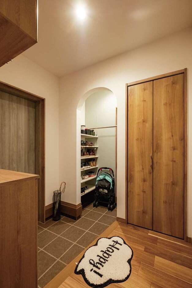 玄関からあたたかな雰囲気。シューズクロークの入口はRを希望