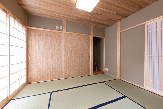 落ち着いた雰囲気の和室。障子と畳が調和し、和の趣を感じさせる空間である。