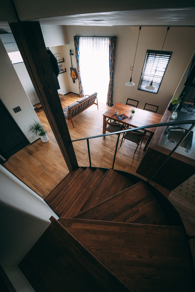 Rの曲線が優美な雰囲気をもたらすアイアン階段。２階から眺める光景も風情があってオシャレな雰囲気