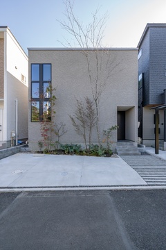 シンプルでモダンなデザインの外観が際立つ。植栽とのバランスが取れた、都市型のスタイリッシュな家。【マルモホーム】