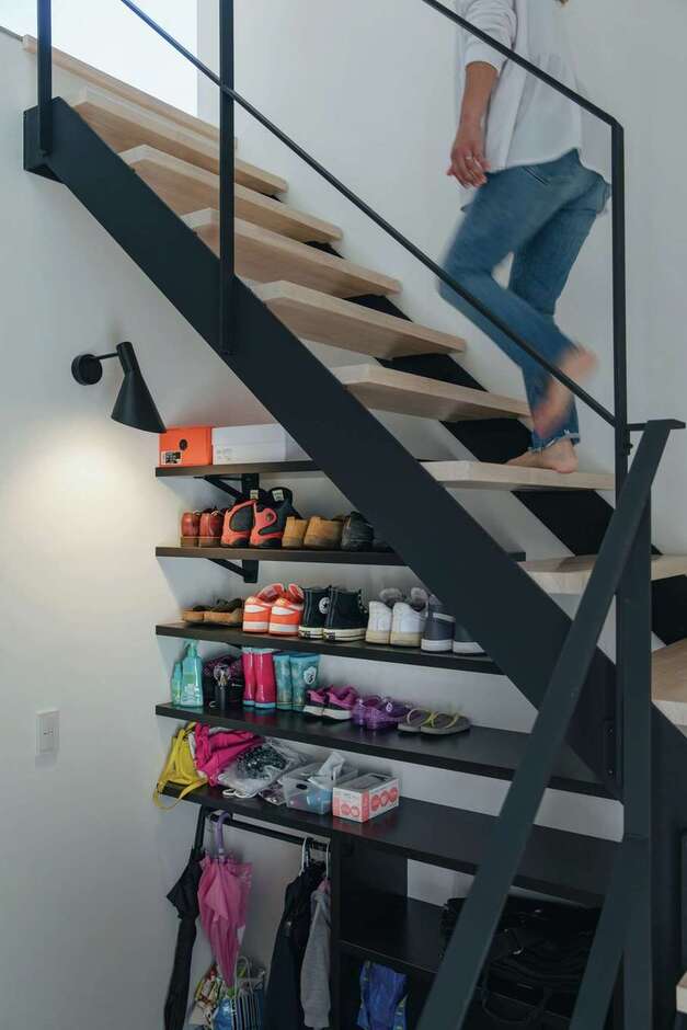 玄関土間を横長に広く確保し、階段下スペースをシューズクロークとして活用。空間を無駄なく生かしている