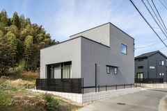 シンプルでモダンなデザインの住宅外観。グレーを基調とした外壁がスタイリッシュ。【ハレノイエ （中村土建）】