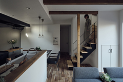 リビングの収納は階段下に確保【平屋建築ブルーハウス】