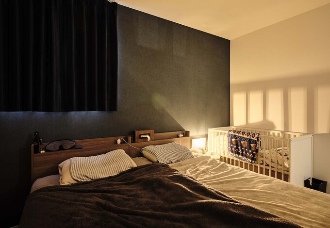 寝室には間接照明も備えて、落ち着いた空間に