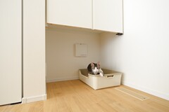 リビング収納の下部スペースに換気扇を設置した、猫ちゃんのトイレ空間。