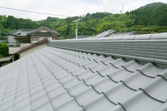 シンプルで美しい瓦屋根の外観。耐久性に優れたいぶし瓦【櫻 工務店】