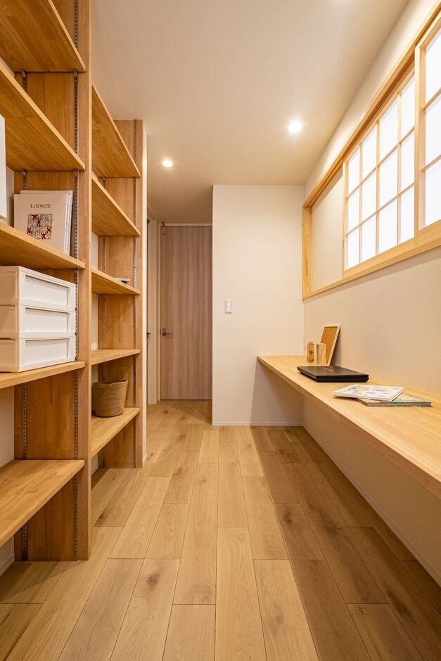 背面には備え付けの可動棚。お気に入りの小物や書類、漫画なども自由に飾れる