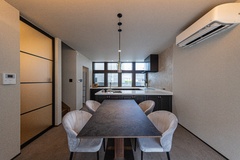 モダンなデザインのダイニングスペース。大きな窓から自然光が差し込み、明るく快適な雰囲気。シンプルでありながら、機能性を重視したインテリアが印象的である。
