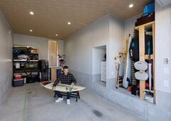 インナーガレージにはサーフィン道具をしまう収納スペースを設け、内装もご主人好みにコーディネートされている【アールコーブ・ホーム（一級建築士事務所） by安江工務店】