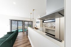 明るく開放的なリビングダイニングを叶え庭も望める大きな掃き出し窓【OWN RESORT HOME（オウンリゾートホーム）】