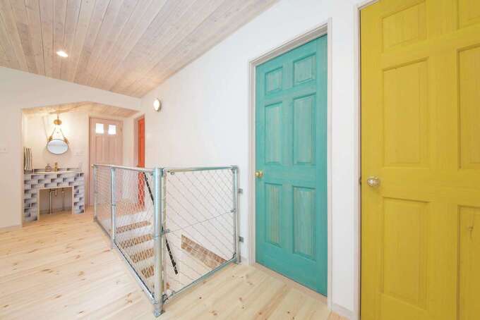 2階の手すりに外装で使うアメリカンフェンスを採用。空間がより広く感じられる