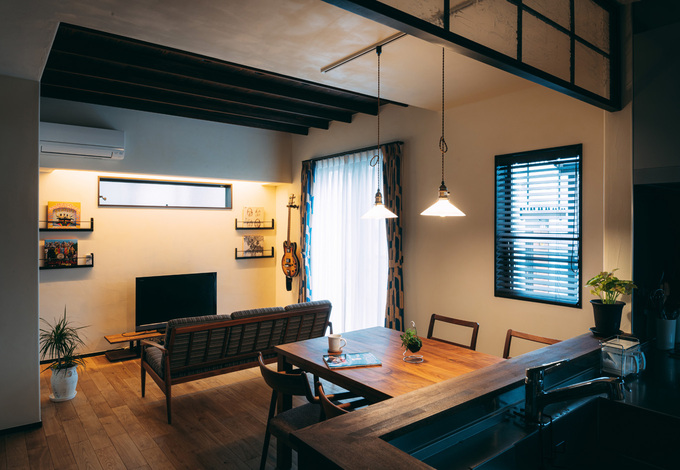 キッチンから眺めたリビングダイニング。古民家カフェスタイルの空間にペンダント照明がベストマッチ。落ち着きのある空間に心が癒される