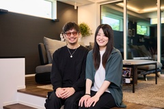明るく開放的なリビング。大きな窓から光が差し込み、家族や友人とリラックスした時間を過ごすのに最適な空間。