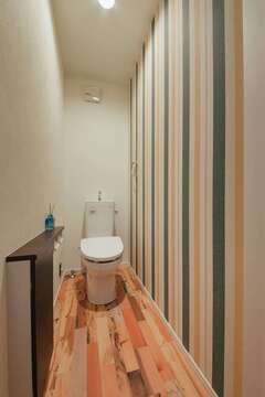 トイレはクロスと床のカラーコーディネートにこだわった【子育て安心住宅 Design Craft Office】