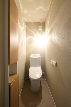 照明が特徴的なトイレ空間。壁に埋め込まれた収納スペースがあり、シンプルで落ち着いた印象を与える。【REIWA HOUSE（令和ハウス）】