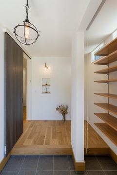 収納スペースにはロールスクリーンを設置。片づけやすく、スッキリと圧迫感のない造りとなりました。