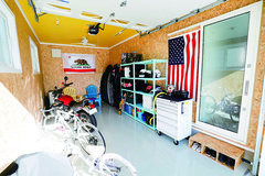 ガレージはご主人の趣味空間。ここでサーフボードのメンテナンスやバイクを磨くのが日課になっている【ジェネラルアメリカンホーム】
