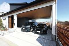 雨に濡れない 屋根一体型のガレージ