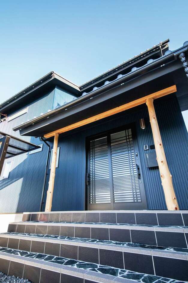 鳥居をイメージした玄関ポーチ。近藤社長と名古屋の材木屋に足を運びヒノキを選んだ