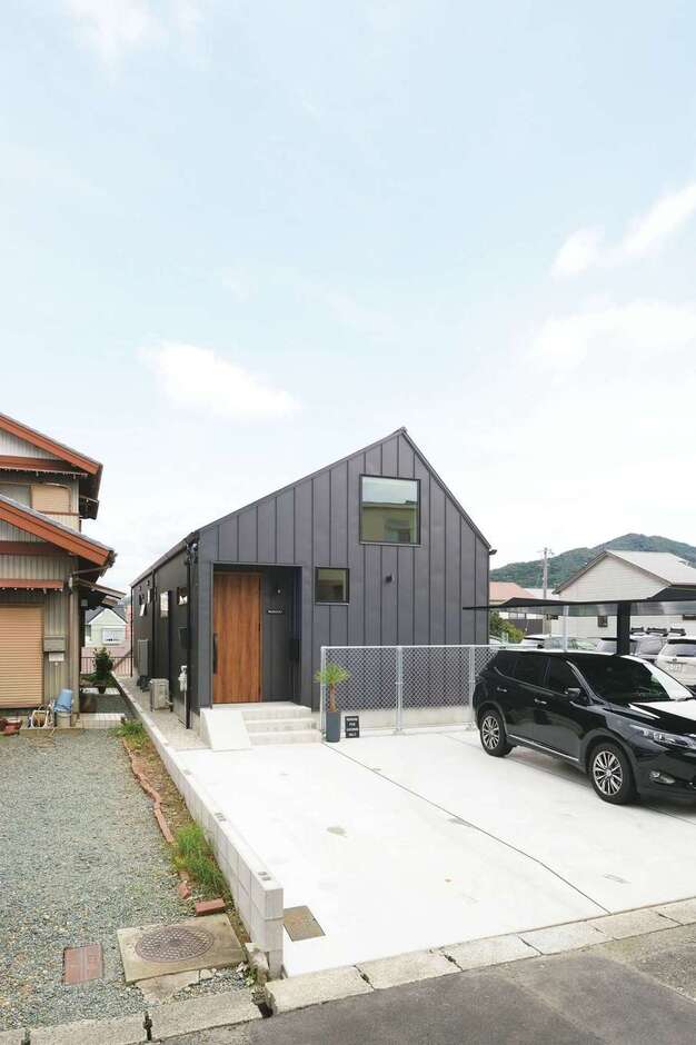 約52坪の敷地に建てた約24坪の平屋。駐車場も3台分確保した。外観はアメリカの倉庫をイメージ。ブラックパールの幅広のガルバリウムがSさんのこだわり