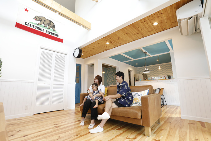 吹き抜けを取り入れた19畳のLDK。ダイニングの横には、ハイビスカス柄の壁紙を取り入れた和室を備えている