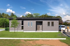 すっきりとした窓の配置が魅力の、永く楽しめる外観の平屋【KUREKEN HAUS（榑林建設）】