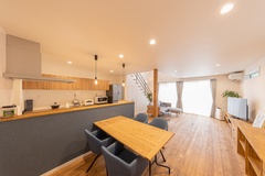 開放感あるLDKの一角。広々とした空間に自然光が差し込み、明るく爽やかな雰囲気。木目調が温もりを感じさせるデザイン。