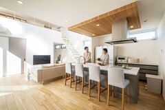 余計な装飾を省き、シンプルな色と素材でまとめたLDK。美しくそろう窓＆扉のラインが落ち着きを添える【ぽっくハウス伊豆半島店（島崎創建）】