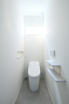 明るい日差しが差し込むシンプルなトイレ空間。コンパクトな設計ながらも清潔感あふれるデザインで、心地よく使用できる。【REIWA HOUSE（令和ハウス）】