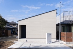 旗竿地という立地を活かし、シンプルでかっこいい佇まいに。玄関を開けるとガラスの扉越しにLDKが見える、開放感あふれる設計です。【オオトリ建設】