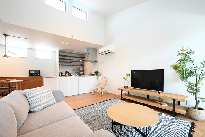 東西から自然光が注ぐ約19畳のLDK